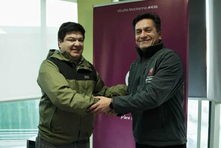 San Carlos firma anexo de contrato para ejecutar conservación de caminos Freire Sur y Las Camelias