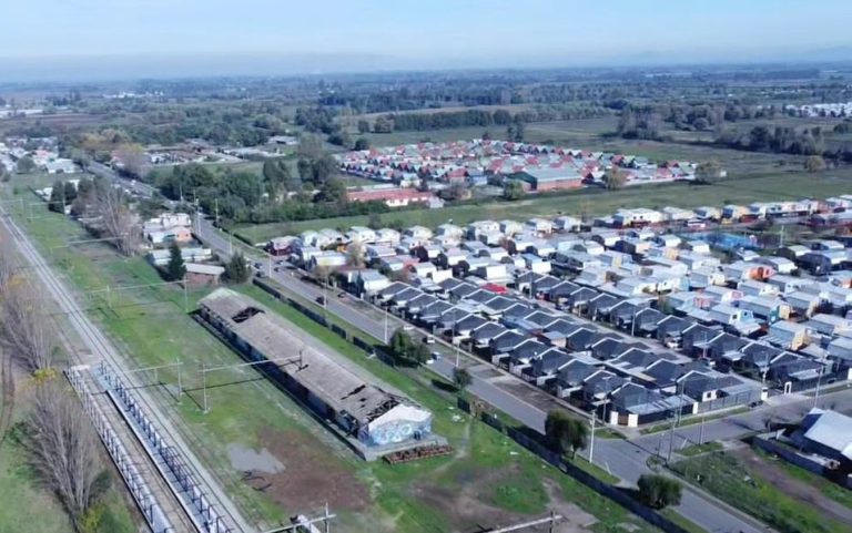 𝗦𝗲 𝗳𝗶𝗿𝗺𝗮 𝗿𝗲𝘀𝗼𝗹𝘂𝗰𝗶𝗼́𝗻 𝗾𝘂𝗲 𝗮𝘀𝗲𝗴𝘂𝗿𝗮 𝘃𝗶𝘃𝗶𝗲𝗻𝗱𝗮 𝗮 𝟰𝟵𝟬 𝗳𝗮𝗺𝗶𝗹𝗶𝗮𝘀 𝗱𝗲 𝗦𝗮𝗻 𝗖𝗮𝗿𝗹𝗼𝘀: 𝗖𝗼𝗺𝗶𝘁𝗲́ “𝗟𝗮 𝗨𝗻𝗶𝗼́𝗻 𝗛𝗮𝗰𝗲 𝗹𝗮 𝗙𝘂𝗲𝗿𝘇𝗮”